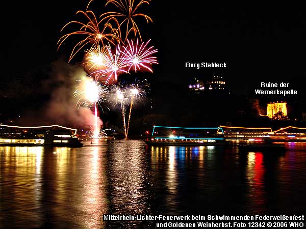 Mittelrhein-Lichter-Feuerwerk beim Schwimmenden Federweienfest und Goldenen Weinherbst.